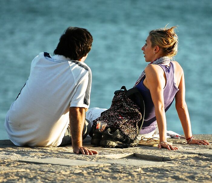 30 Social Cues Indicating That Someone Might Be Flirting With You, As Pointed Out By Folks In This Online Group 30 Social Cues Indicating That Someone Might Be Flirting With You, As Pointed Out By Folks In This Online Group