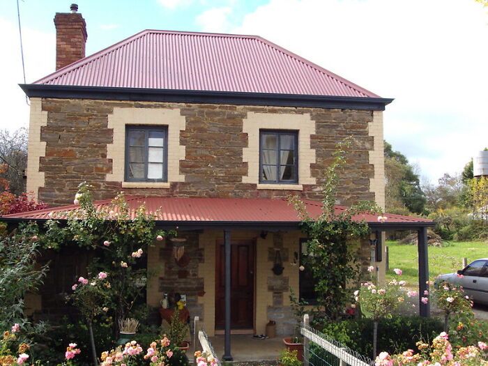 Woman Gets In A Fight With A Friend Because She Reminded Her She Actually Didn’t Buy Her House, Her Parents Did Woman Gets In A Fight With A Friend Because She Reminded Her She Actually Didn’t Buy Her House, Her Parents Did