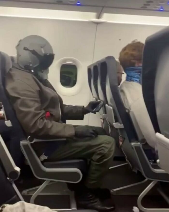 This Instagram Gathers Bizarre Images That Prove Passengers From Hell Exist (35 New Pics) This Instagram Gathers Bizarre Images That Prove Passengers From Hell Exist (35 New Pics)
