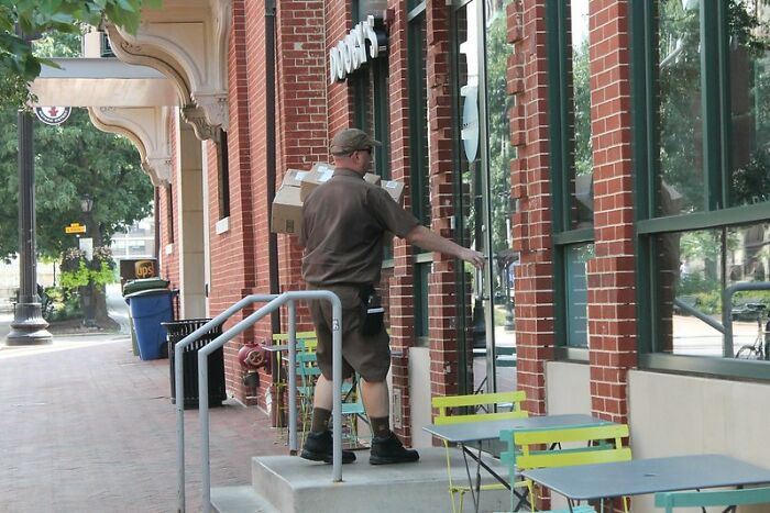 Woman Comes Up With Pro Revenge By Hiring A Bailiff After UPS Damages Her Package And Keeps Refusing To Compensate For It Woman Comes Up With Pro Revenge By Hiring A Bailiff After UPS Damages Her Package And Keeps Refusing To Compensate For It