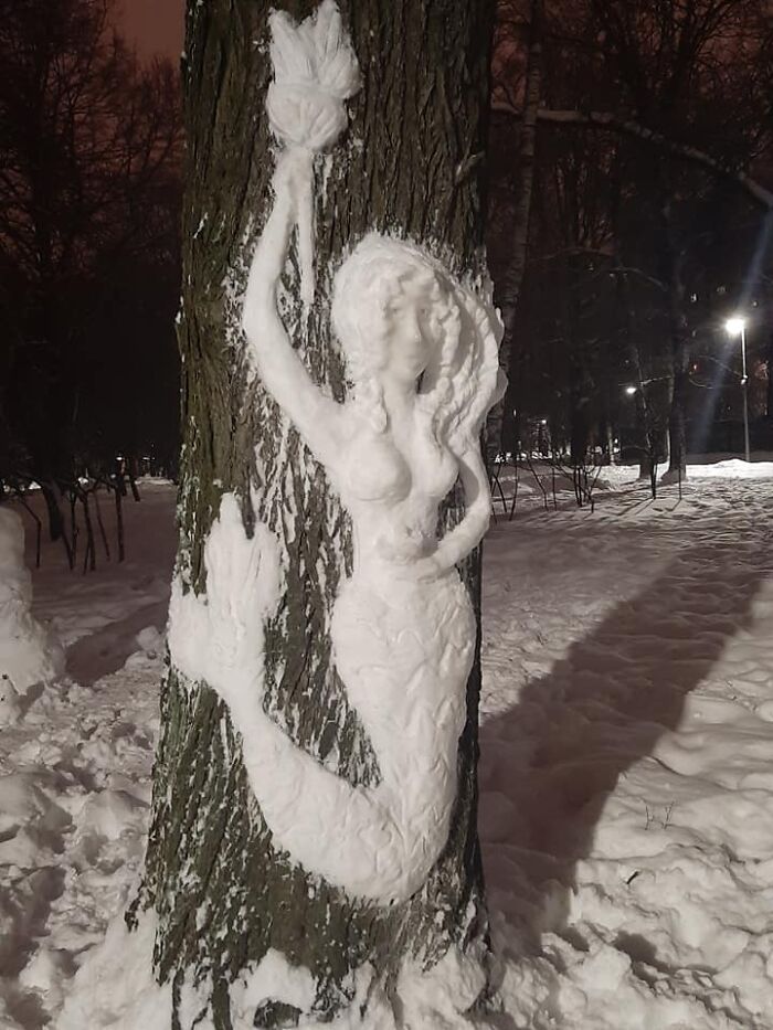 20 Snow Sculptures On Tree Trunks Made By A Russian Chemist Who Just Wanted To Decorate Her Neighborhood 20 Snow Sculptures On Tree Trunks Made By A Russian Chemist Who Just Wanted To Decorate Her Neighborhood