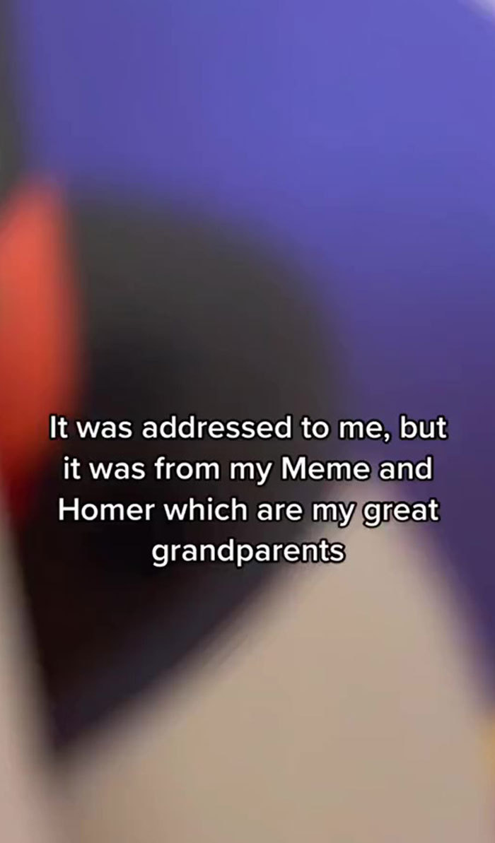 Family Finds A Box Full Of Old, Wrapped Christmas Presents In Late Grandparents’ Attic Family Finds A Box Full Of Old, Wrapped Christmas Presents In Late Grandparents’ Attic