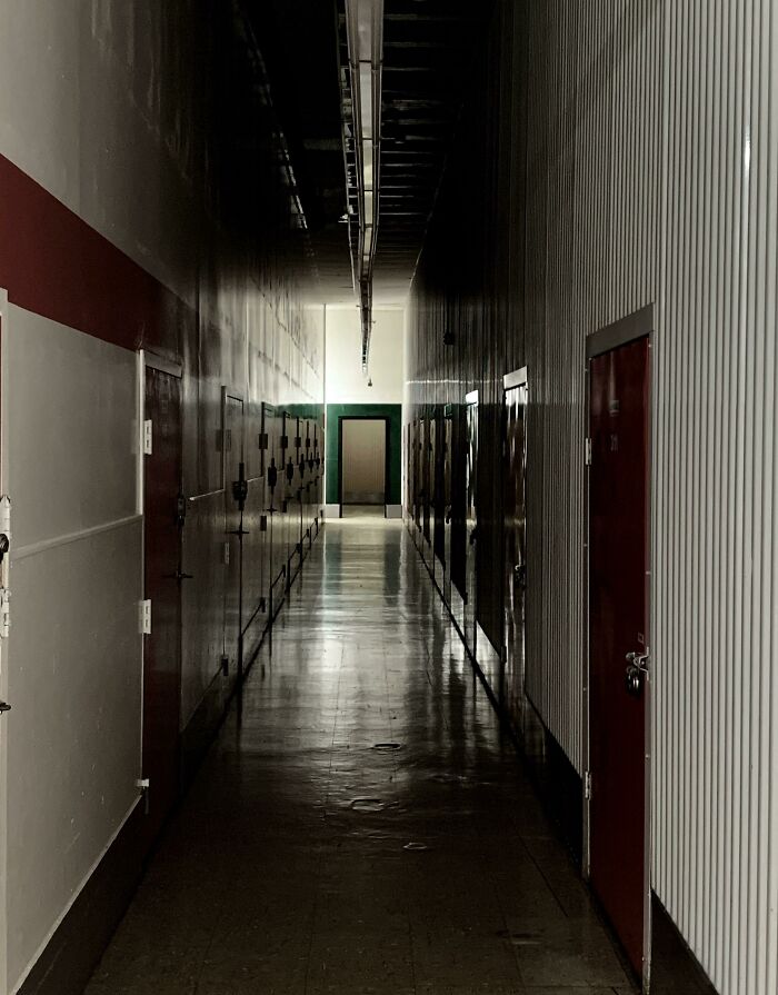 30 Photos Of Nightmare-Inducing Corridors 30 Photos Of Nightmare-Inducing Corridors