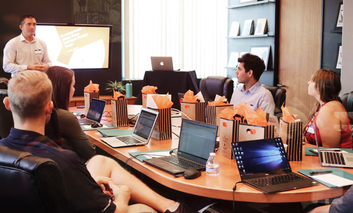 People Reveal When The Scales Dropped From Their Eyes And They Realized How Toxic Their Jobs Were (30 Stories) People Reveal When The Scales Dropped From Their Eyes And They Realized How Toxic Their Jobs Were (30 Stories)