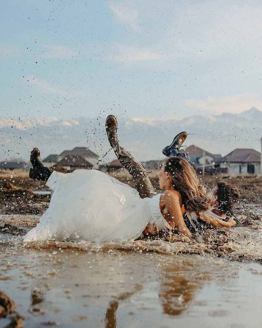 This Couple Accidentally Fell Into Mud During Their Wedding Photoshoot, And Here Are The Results This Couple Accidentally Fell Into Mud During Their Wedding Photoshoot, And Here Are The Results