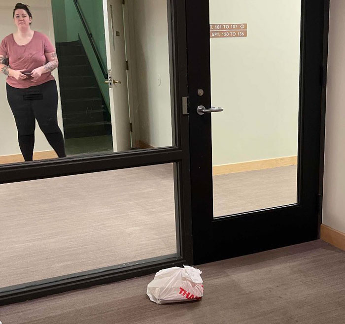 People Are Cracking Up At These 30 Funniest “Proof Of Delivery” Pics Shared By People Online People Are Cracking Up At These 30 Funniest “Proof Of Delivery” Pics Shared By People Online