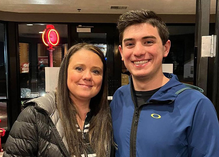 Birth Mom And Son Reunite After 20 Years With The Help Of Social Media, Realize They Work At The Same Place Birth Mom And Son Reunite After 20 Years With The Help Of Social Media, Realize They Work At The Same Place