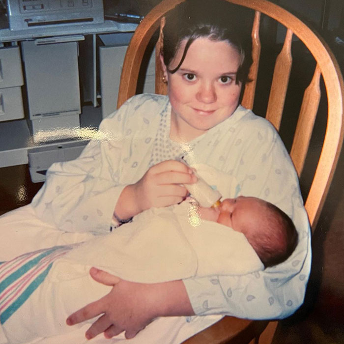 Birth Mom And Son Reunite After 20 Years With The Help Of Social Media, Realize They Work At The Same Place Birth Mom And Son Reunite After 20 Years With The Help Of Social Media, Realize They Work At The Same Place