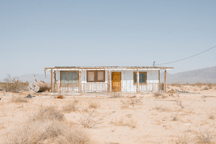 I Photographed The Abandoned Cabins Of Wonder Valley In California (15 Pics)