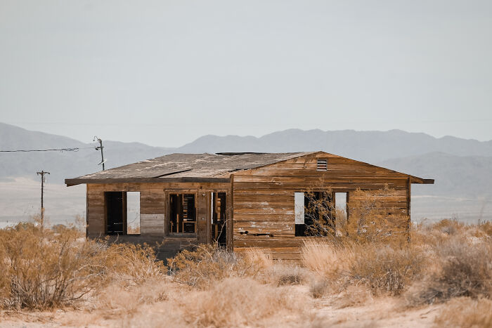 I Photographed The Abandoned Cabins Of Wonder Valley In California (15 Pics)