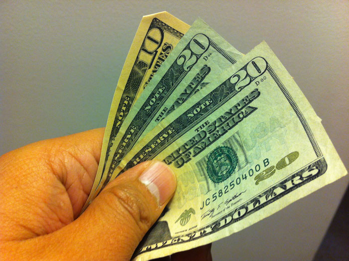 Woman Honors Her Mother’s Wish To Pass On Her Last $700 To The Youngest, “Parasite” Sister, Maliciously Complies