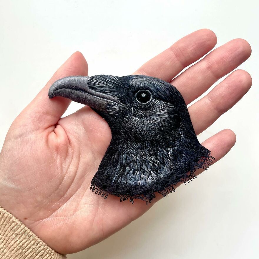 40 Embroidered Brooches By This Artist That You Might Confuse With Real Birds (New Pics) 40 Embroidered Brooches By This Artist That You Might Confuse With Real Birds (New Pics)