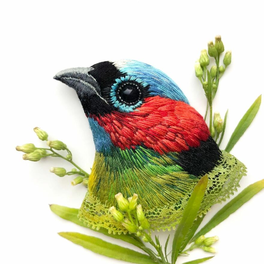 40 Embroidered Brooches By This Artist That You Might Confuse With Real Birds (New Pics) 40 Embroidered Brooches By This Artist That You Might Confuse With Real Birds (New Pics)