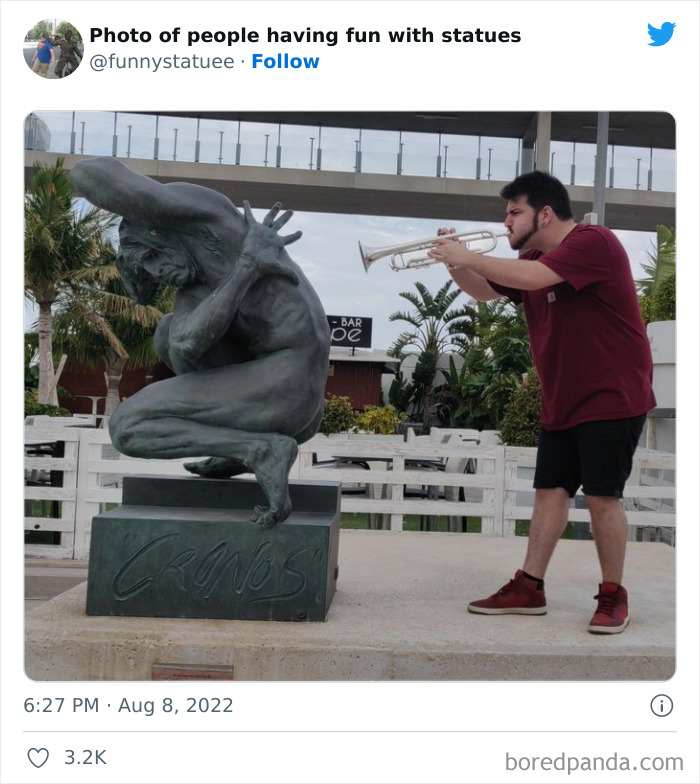 “And This Is Why We Were Asked To Leave”: 40 Times People Took Their Photos With Statues To Another Level “And This Is Why We Were Asked To Leave”: 40 Times People Took Their Photos With Statues To Another Level