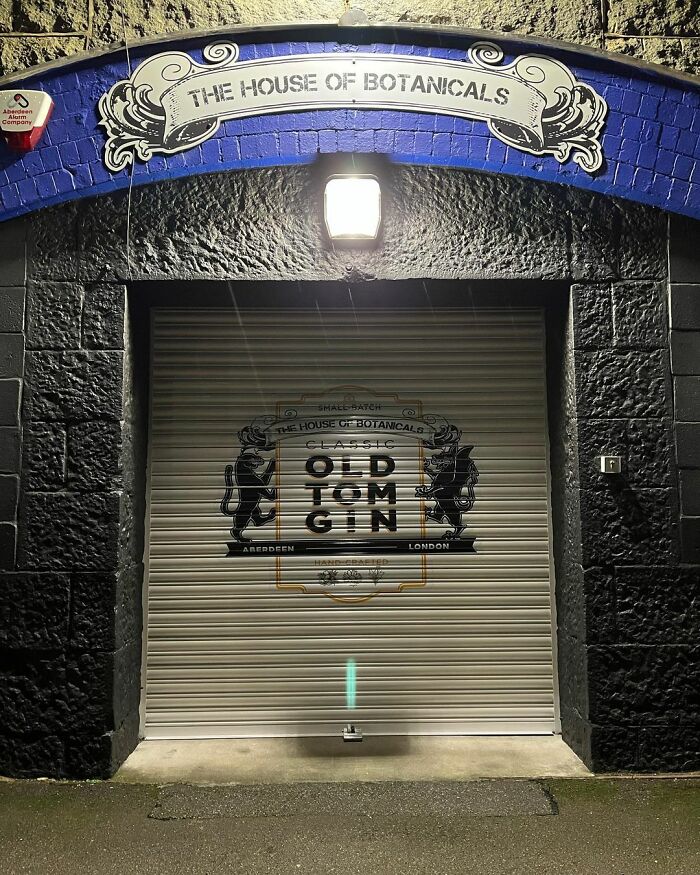 Entitled Man Requests Gin For Free But Is Put In His Place By This Sarcastic Distillery Manager Entitled Man Requests Gin For Free But Is Put In His Place By This Sarcastic Distillery Manager