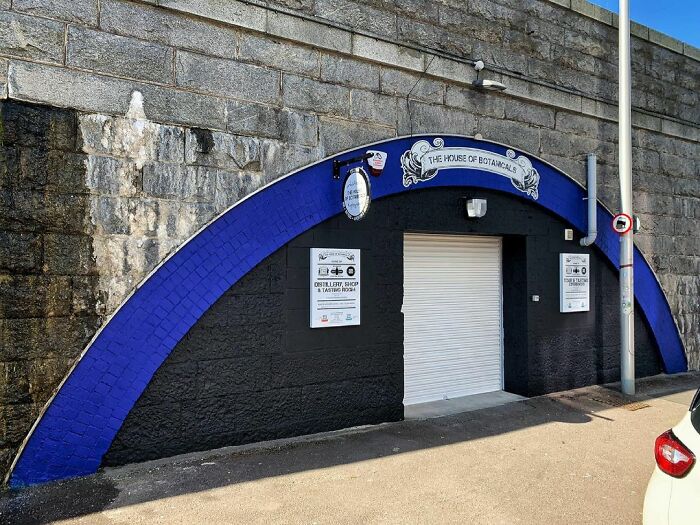 Entitled Man Requests Gin For Free But Is Put In His Place By This Sarcastic Distillery Manager Entitled Man Requests Gin For Free But Is Put In His Place By This Sarcastic Distillery Manager