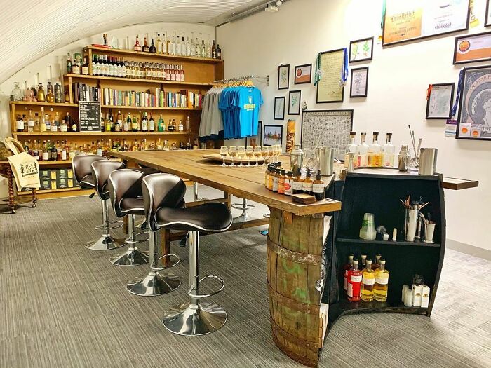 Entitled Man Requests Gin For Free But Is Put In His Place By This Sarcastic Distillery Manager Entitled Man Requests Gin For Free But Is Put In His Place By This Sarcastic Distillery Manager