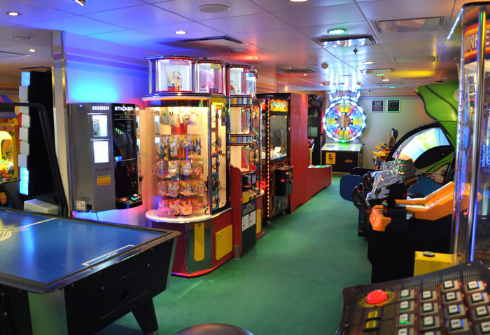 ‘Empty Nest’ Couple Gets Called Jerks For Not Allowing Friend’s Kids Over As They Consider Their House Not Safe For Children ‘Empty Nest’ Couple Gets Called Jerks For Not Allowing Friend’s Kids Over As They Consider Their House Not Safe For Children