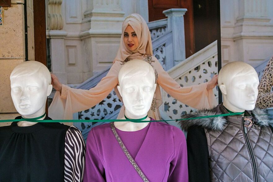 Scientist-Turned-Photographer Takes Pictures Of Ironic Everyday Moments (30 Pics) Scientist-Turned-Photographer Takes Pictures Of Ironic Everyday Moments (30 Pics)