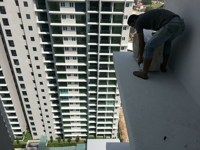 “Safety First!”: This Online Group Is Dedicated To The Dumbest Work Safety Examples, Here Are 45 Of The Worst Ones (New Pics) “Safety First!”: This Online Group Is Dedicated To The Dumbest Work Safety Examples, Here Are 45 Of The Worst Ones (New Pics)