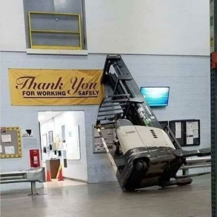 “Safety First!”: This Online Group Is Dedicated To The Dumbest Work Safety Examples, Here Are 45 Of The Worst Ones (New Pics) “Safety First!”: This Online Group Is Dedicated To The Dumbest Work Safety Examples, Here Are 45 Of The Worst Ones (New Pics)