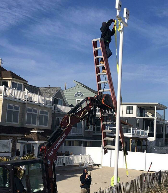 “Safety First!”: This Online Group Is Dedicated To The Dumbest Work Safety Examples, Here Are 45 Of The Worst Ones (New Pics) “Safety First!”: This Online Group Is Dedicated To The Dumbest Work Safety Examples, Here Are 45 Of The Worst Ones (New Pics)