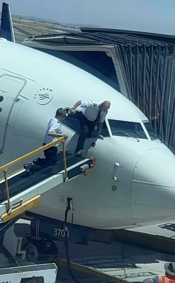 “Safety First!”: This Online Group Is Dedicated To The Dumbest Work Safety Examples, Here Are 45 Of The Worst Ones (New Pics) “Safety First!”: This Online Group Is Dedicated To The Dumbest Work Safety Examples, Here Are 45 Of The Worst Ones (New Pics)