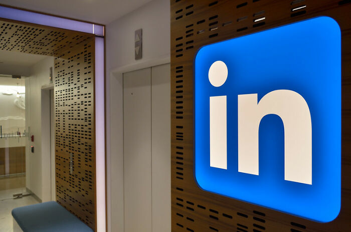 LinkedIn Dissed ‘Little Miss’ For Not Applying If There Is A Cover Letter Requirement And Twitter Users Respond LinkedIn Dissed ‘Little Miss’ For Not Applying If There Is A Cover Letter Requirement And Twitter Users Respond