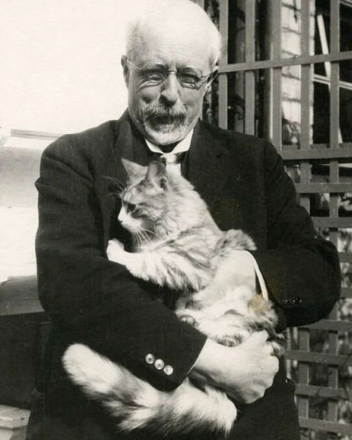 Journalist Collects Vintage Photos Of Cats Posing Together With Famous And Interesting Personalities Of The Past (40 New Pics) Journalist Collects Vintage Photos Of Cats Posing Together With Famous And Interesting Personalities Of The Past (40 New Pics)