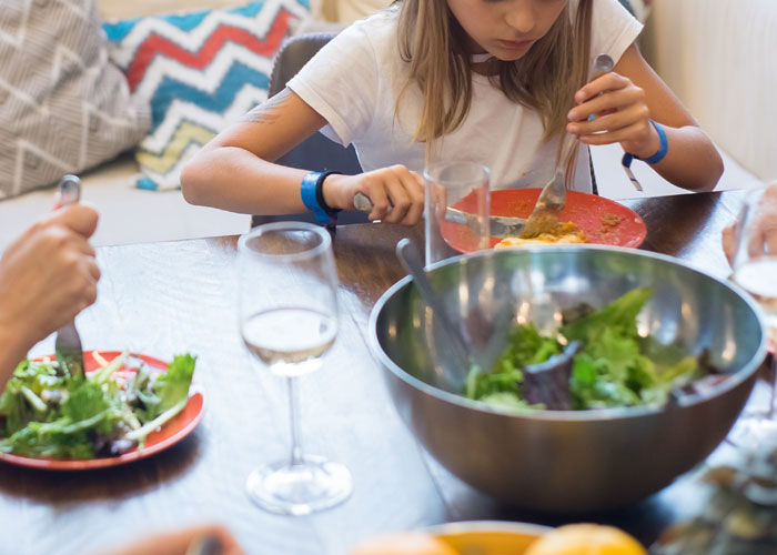 Family Has A Strict “Clean Your Plate” Rule For Their Kids And Try To Enforce It On Friend’s Child As Well, But Mom Is Not Having It Family Has A Strict “Clean Your Plate” Rule For Their Kids And Try To Enforce It On Friend’s Child As Well, But Mom Is Not Having It