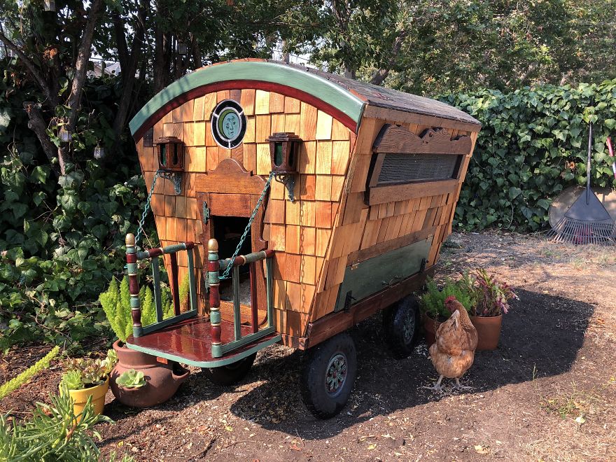 I’ve Built This DIY Chicken Coop Out Of Up-Cycled Items During Quarantine (16 Pics) I’ve Built This DIY Chicken Coop Out Of Up-Cycled Items During Quarantine (16 Pics)