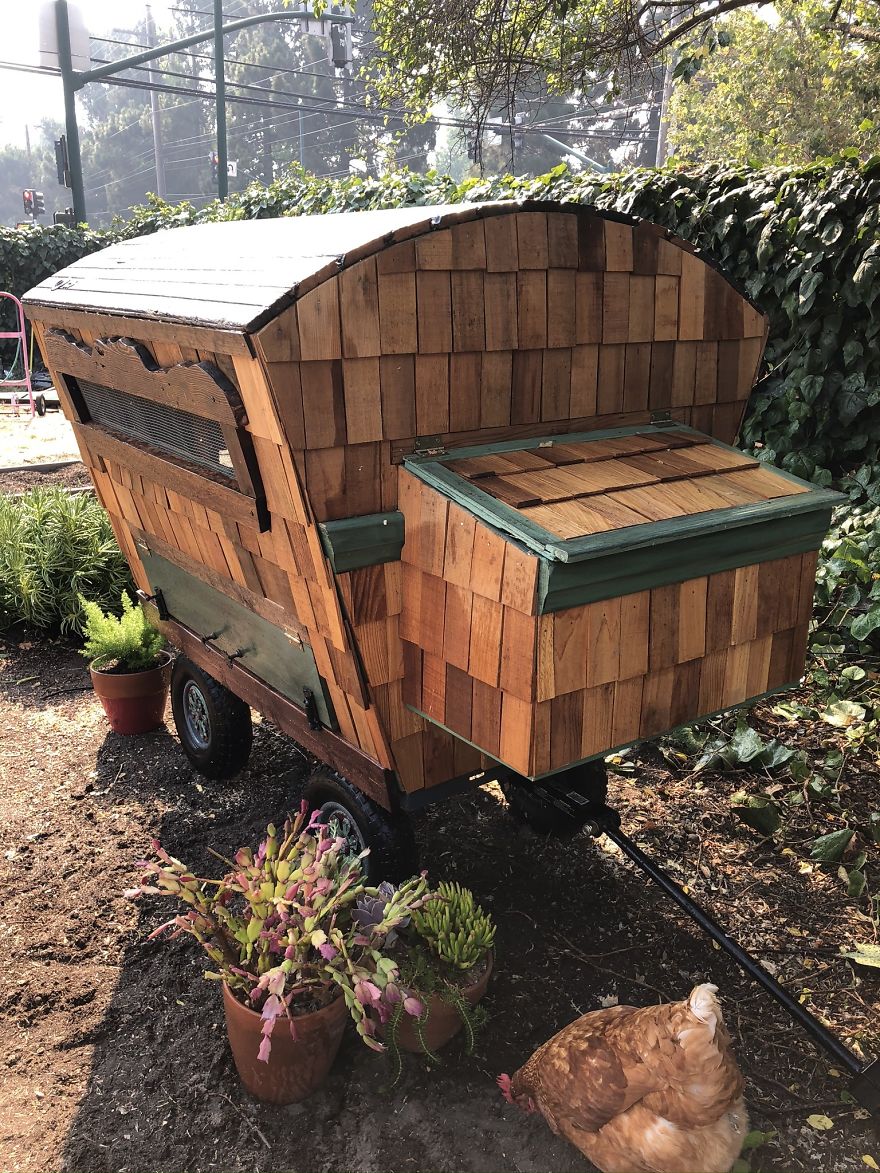 I’ve Built This DIY Chicken Coop Out Of Up-Cycled Items During Quarantine (16 Pics) I’ve Built This DIY Chicken Coop Out Of Up-Cycled Items During Quarantine (16 Pics)