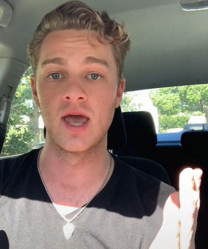 Server Goes On A Rant About Customers Who Don’t Tip Enough, Divides The Internet Server Goes On A Rant About Customers Who Don’t Tip Enough, Divides The Internet