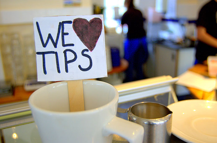 Server Goes On A Rant About Customers Who Don’t Tip Enough, Divides The Internet Server Goes On A Rant About Customers Who Don’t Tip Enough, Divides The Internet