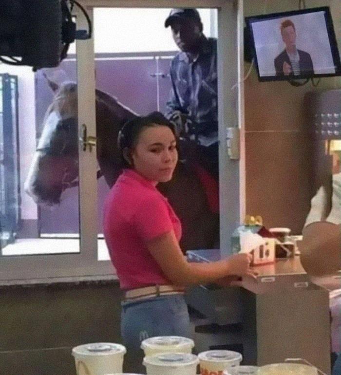 35 Funny “Images With A Lot Of Stuff Going On” That Get Weirder The Longer You Look At Them