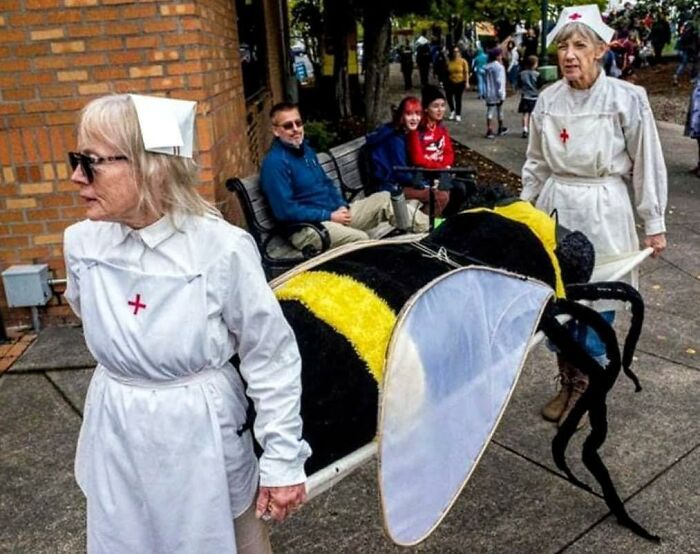 35 Funny “Images With A Lot Of Stuff Going On” That Get Weirder The Longer You Look At Them