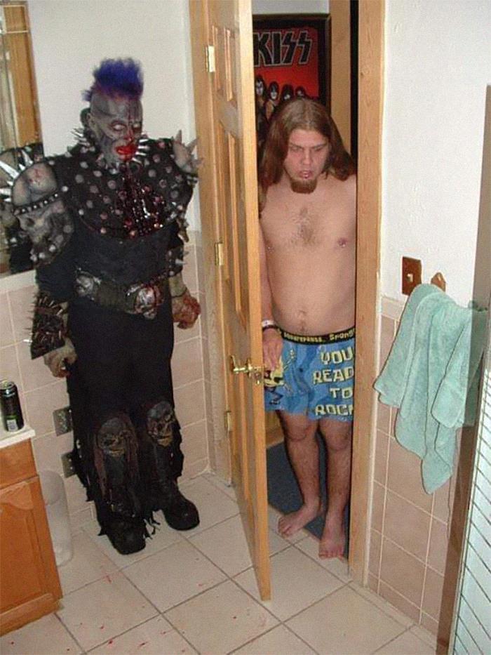 35 Funny “Images With A Lot Of Stuff Going On” That Get Weirder The Longer You Look At Them