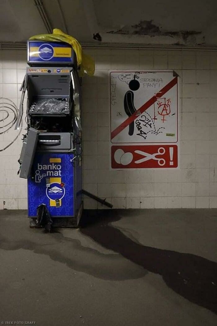 35 Funny “Images With A Lot Of Stuff Going On” That Get Weirder The Longer You Look At Them