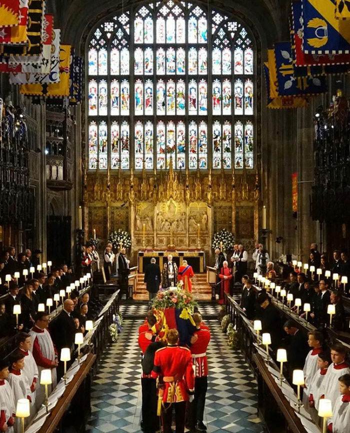 Heartbreaking Moment Of Queen Elizabeth II’s Corgis And Her Favorite Pony Awaiting The Arrival Of Her Coffin At Windsor Castle Heartbreaking Moment Of Queen Elizabeth II’s Corgis And Her Favorite Pony Awaiting The Arrival Of Her Coffin At Windsor Castle