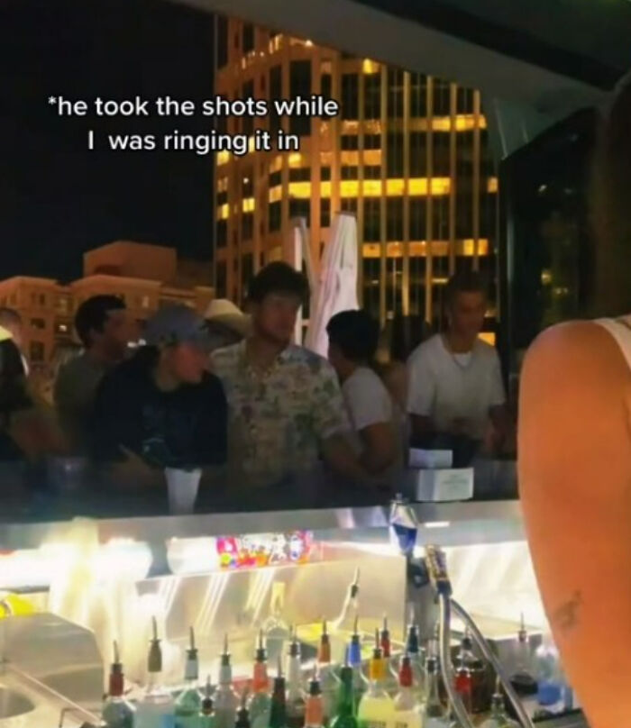 Bartender Shares How She Deals With Unpaying Customers, And The Internet Is Congratulating Her On Her Good Problem-Solving Skills Bartender Shares How She Deals With Unpaying Customers, And The Internet Is Congratulating Her On Her Good Problem-Solving Skills