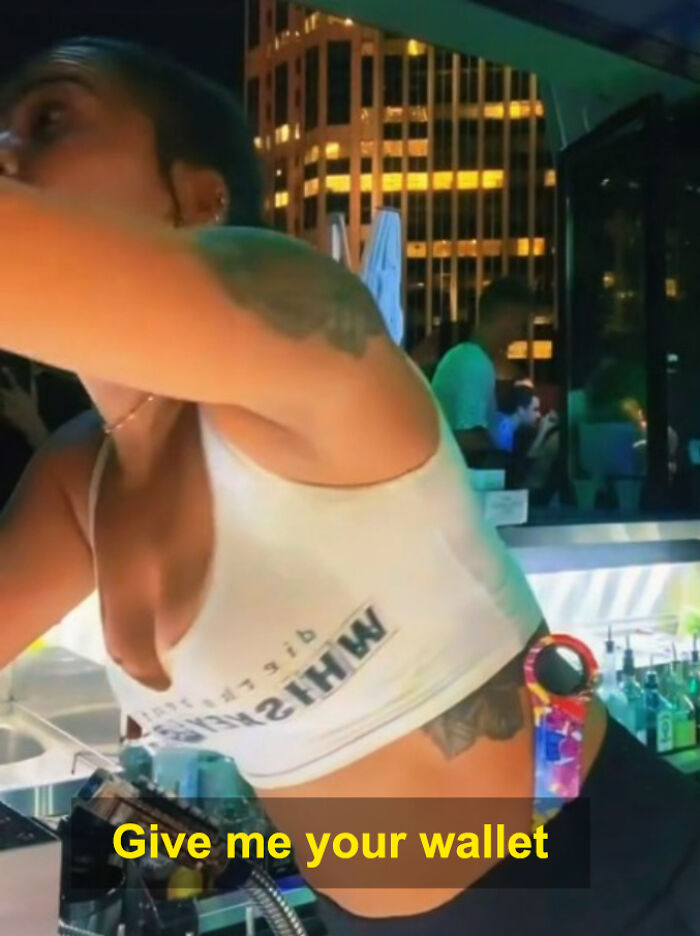 Bartender Shares How She Deals With Unpaying Customers, And The Internet Is Congratulating Her On Her Good Problem-Solving Skills Bartender Shares How She Deals With Unpaying Customers, And The Internet Is Congratulating Her On Her Good Problem-Solving Skills