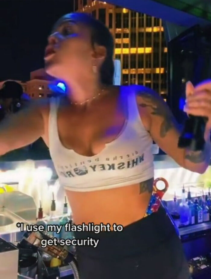 Bartender Shares How She Deals With Unpaying Customers, And The Internet Is Congratulating Her On Her Good Problem-Solving Skills Bartender Shares How She Deals With Unpaying Customers, And The Internet Is Congratulating Her On Her Good Problem-Solving Skills