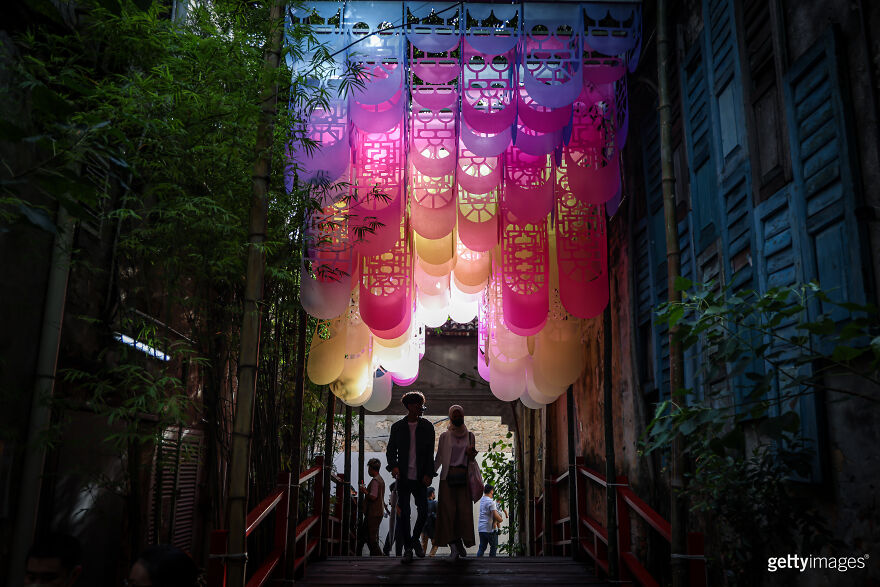 Endless Frames: We Captured A Passage Through Time In Hong Qiao (14 Pics) Endless Frames: We Captured A Passage Through Time In Hong Qiao (14 Pics)