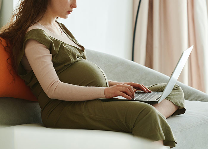 Childfree Woman Wonders If She’s A Jerk For Refusing To Help Out Coworker With 5 Kids Childfree Woman Wonders If She’s A Jerk For Refusing To Help Out Coworker With 5 Kids