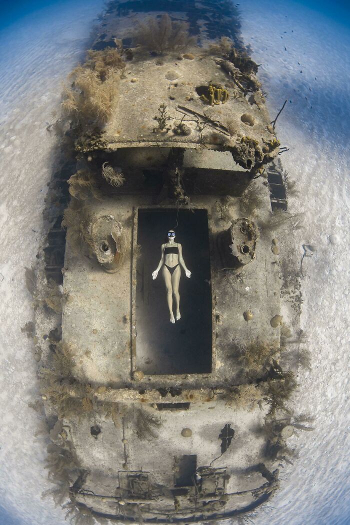 People Online Share 30 Incredible Photos That Were Taken Underneath The Water