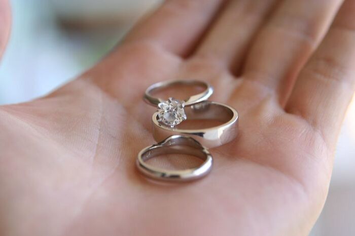 27 Stories Of Future Spouses Who Were Left Or Practically Left At The Altar, As Told By Folks In This Online Community