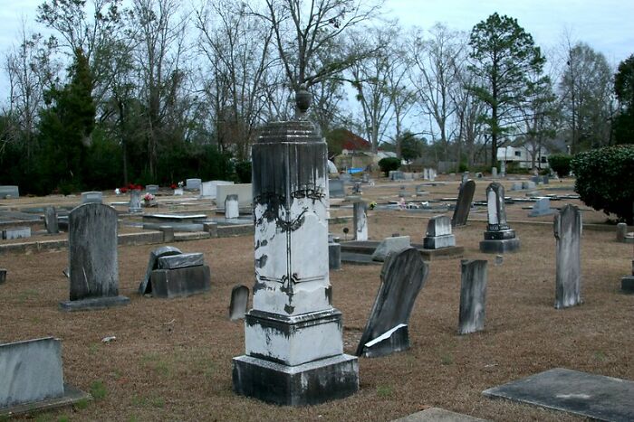 27 Stories Of Future Spouses Who Were Left Or Practically Left At The Altar, As Told By Folks In This Online Community