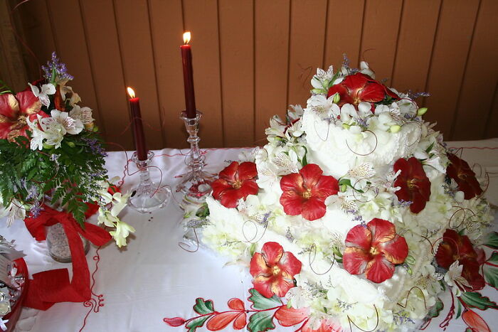 27 Stories Of Future Spouses Who Were Left Or Practically Left At The Altar, As Told By Folks In This Online Community