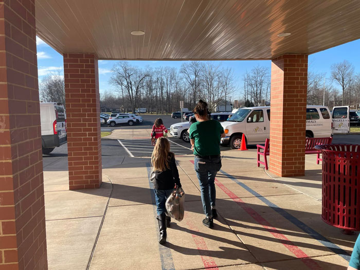 7 Funny Drop-Off Lane Signs Put Up By This Elementary School Are Cracking Parents Up 7 Funny Drop-Off Lane Signs Put Up By This Elementary School Are Cracking Parents Up