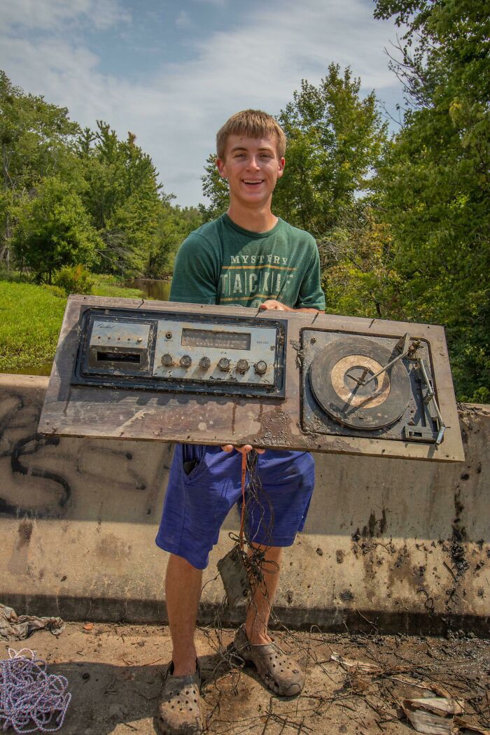 This Community Is Dedicated To Magnet Fishing, And Here Are 35 Things They Found Underwater That Shouldn’t Have Been There This Community Is Dedicated To Magnet Fishing, And Here Are 35 Things They Found Underwater That Shouldn’t Have Been There